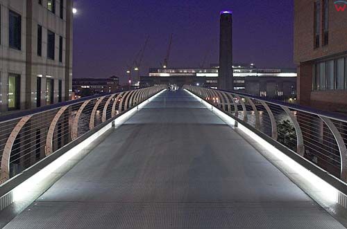Londyn. Milienium Bridge w nocnej luminacji.
